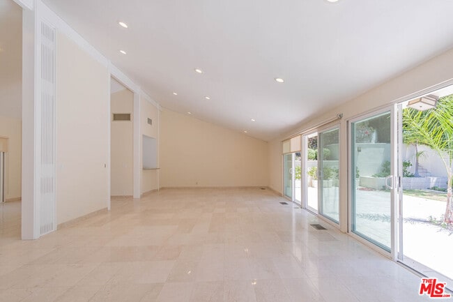 Building Photo - 480 N Robinwood Dr