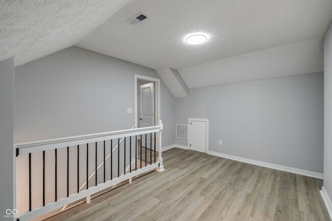 Building Photo - 2224 N Kenwood Ave