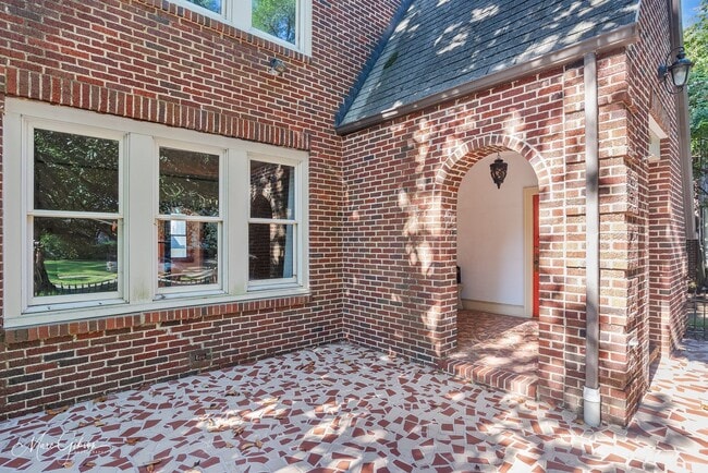 Building Photo - Beautiful 3 Bed 3 Bath