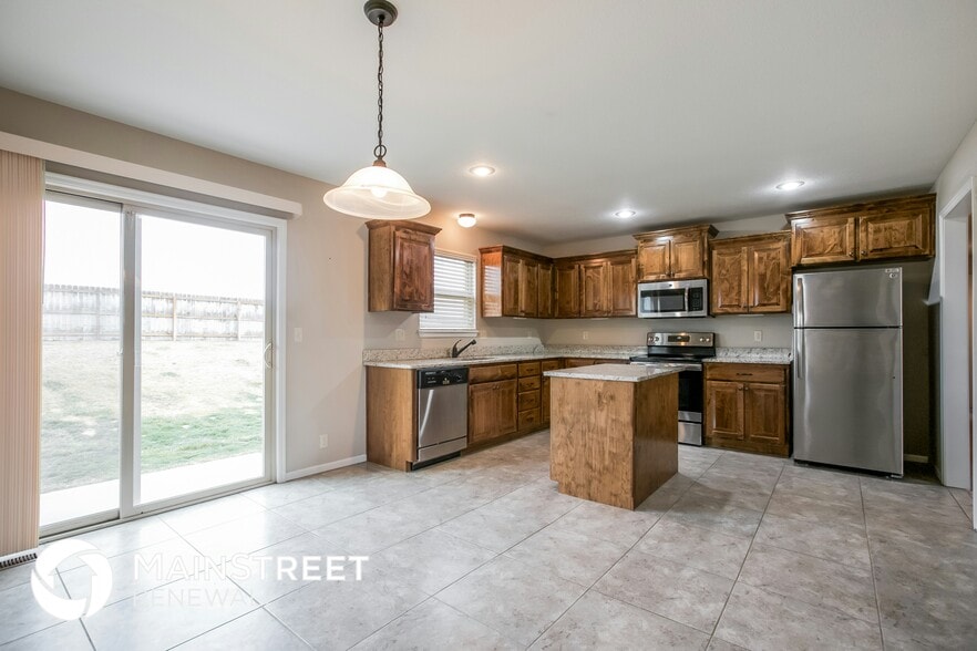 Building Photo - 1305 NW High View Dr