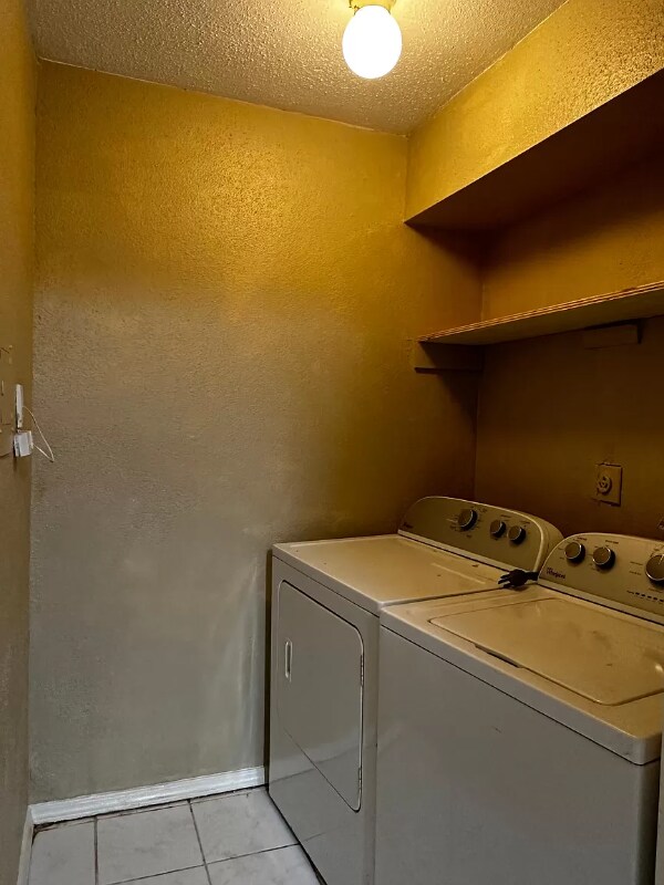 Building Photo - 9797 Leawood Blvd