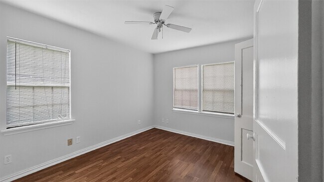 Building Photo - 1118 Hunter Dr