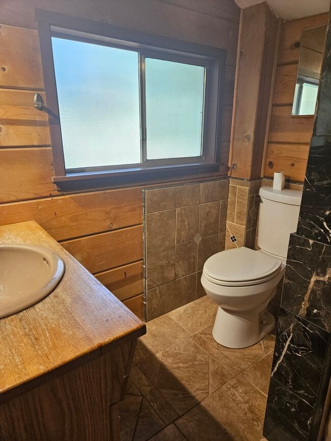Building Photo - Charming mountain retreat nestled on Hekek...