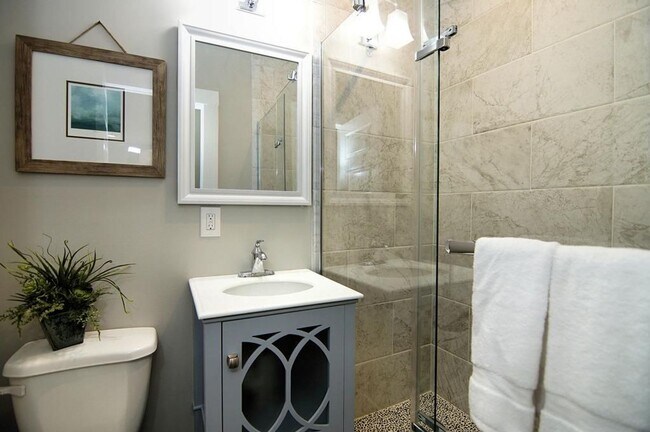 Building Photo - Modern Upgrades in Clifton