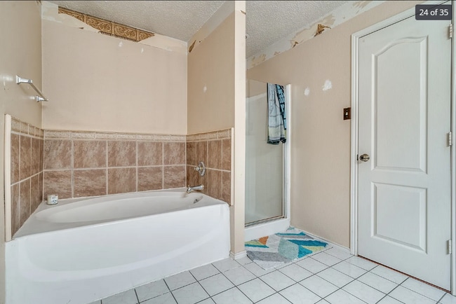 Building Photo - 4510 Lake Haven Dr