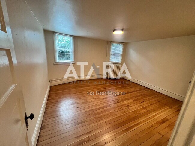 Building Photo - 465 E 6th Ave