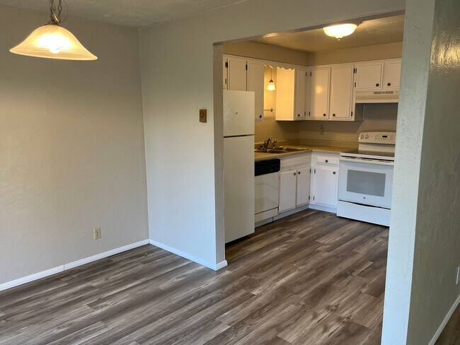 Building Photo - LOO Duplex