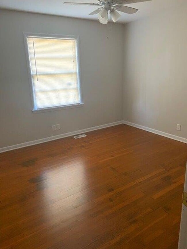 Building Photo - Nice 3 Bed 2 Bath Available Fall 2025!