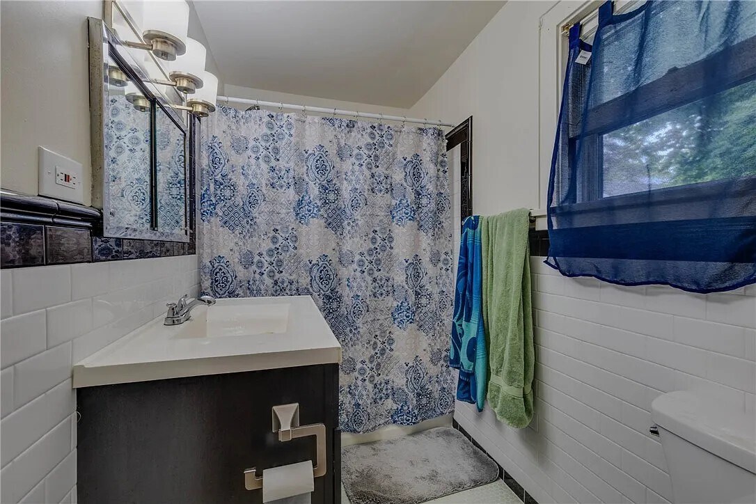 Building Photo - 282 Roxborough Rd