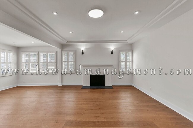 Building Photo - Contemporary Style 5bed/5bath Home with Ad...
