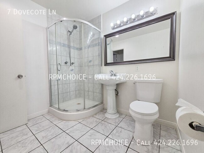 Building Photo - 7 Dovecote Ln