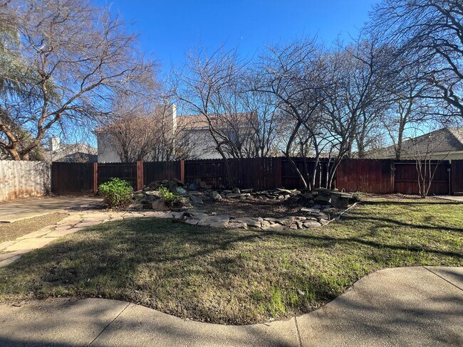 Building Photo - Spacious Single Story Three Bedroom Home