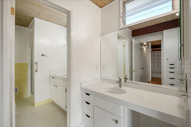 Building Photo - Private Belmont Home | 3 Bed | 3 Bath | 2,272 Sq. Ft.