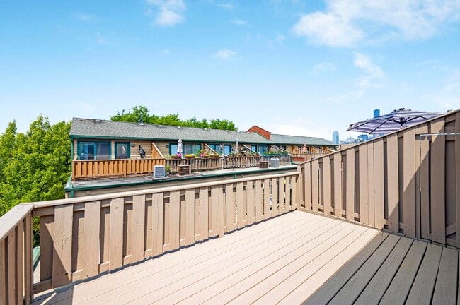 Building Photo - SOUTH LOOP - Gorgeous 3BD/2BTH Townhouse in gated community!