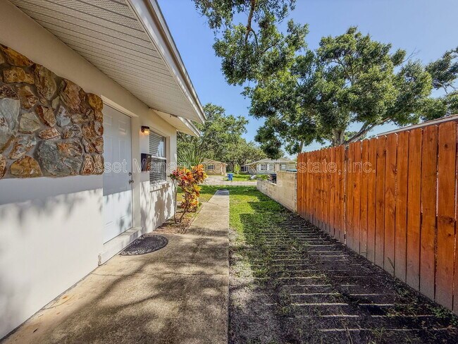 Building Photo - 470 93rd Ave N