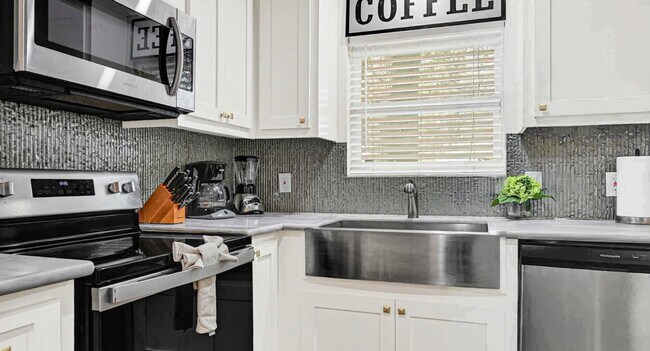 Building Photo - 5534 Loch Lomond Dr