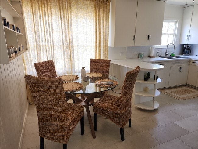 Building Photo - 1104 E Sycamore St