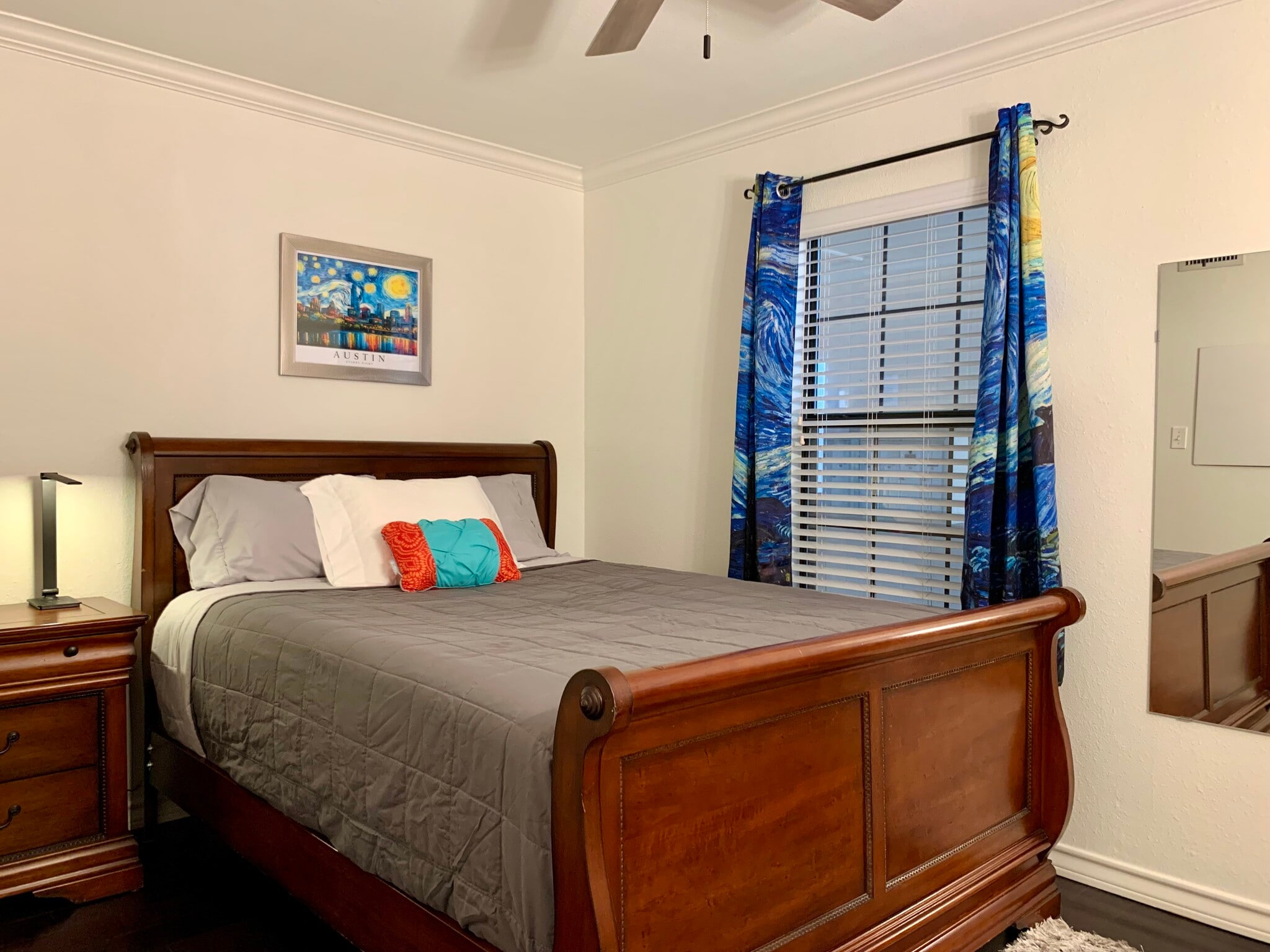 One bedroom x one bathroom condo. Corner unit. Private unit. Short term rental. - 407 E 45th St #116