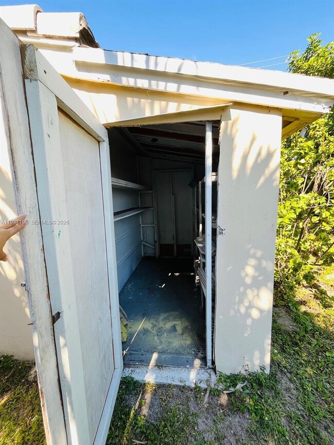 Building Photo - 5654 NE 5th Ave