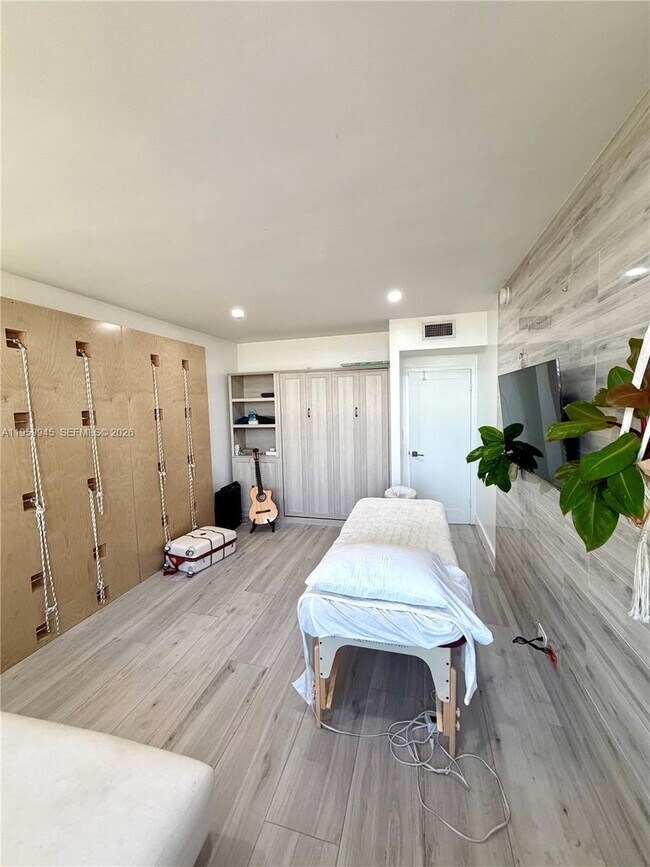 Building Photo - 7441 Wayne Ave