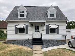 Building Photo - 2 Bedroom, 1 Bathroom Lower Unit in Downto...