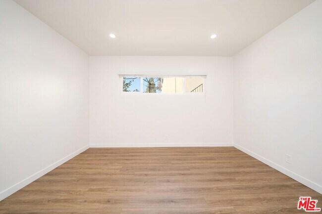 Building Photo - 332 S Wilton Pl