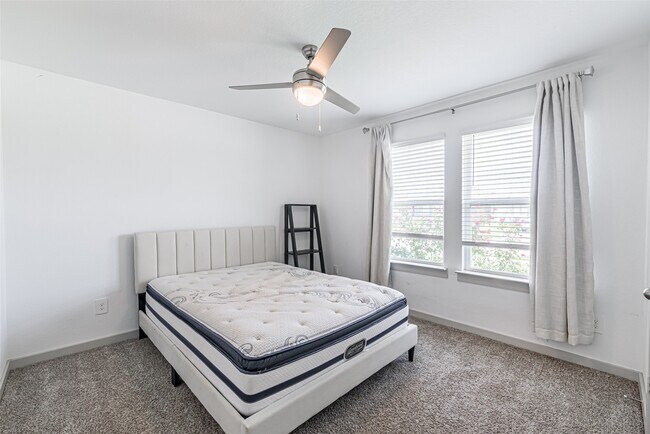 Building Photo - 246 Dusty Bridle Ln