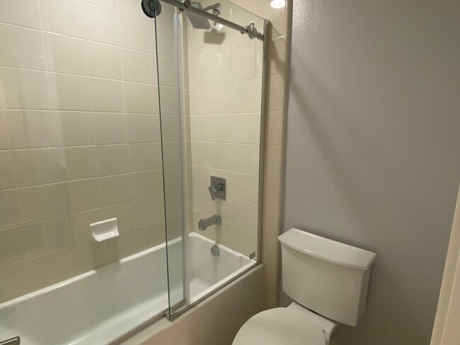 Building Photo - Beautiful Townhouse 3 Bedroom + 3 Bathroom