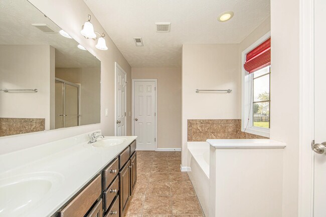 Building Photo - 355 Lockwood Dr