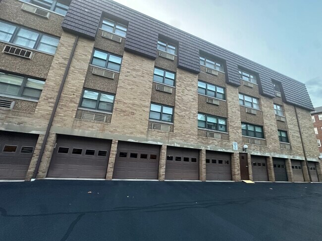 Building Photo - 22 Riverside Dr