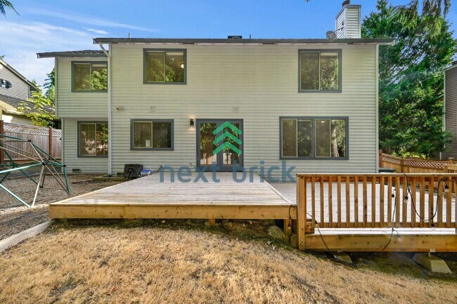 Building Photo - "Spacious 4-Bedroom Retreat with 2.5 Baths in Charming Sammamish Setting"