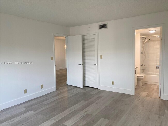 Building Photo - 1075 Riverside Dr