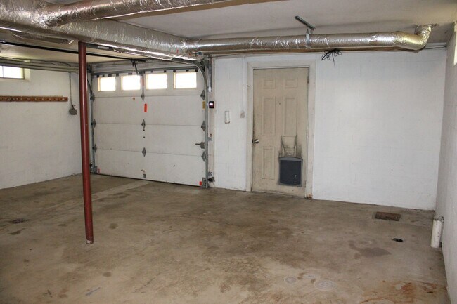 Building Photo - 11784 White Oak Rd