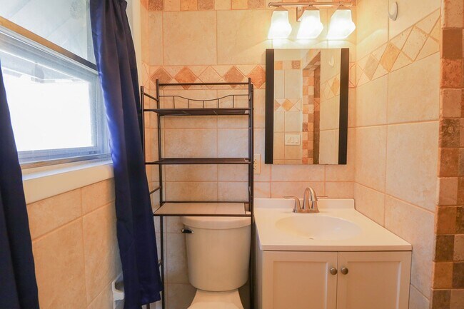 Building Photo - 3 Bed Mid-Town Beaut! Available for Immedi...