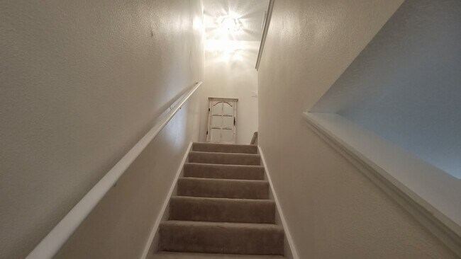 Building Photo - Beautiful Furnished 2/2.5  Pool View Condo x Rent Close to Universities.