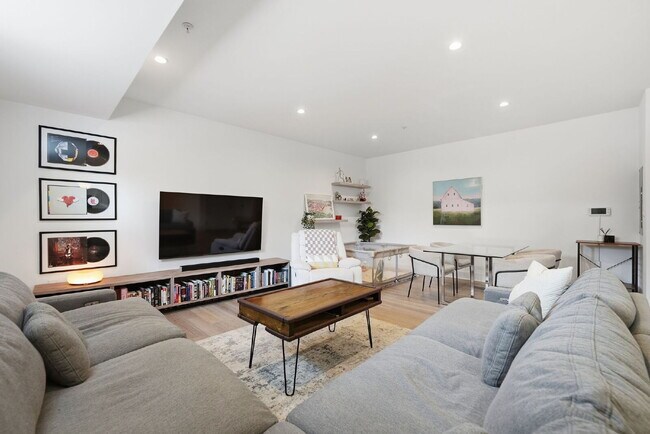 Building Photo - Light-Filled Luxury Condo with Designer Finishes