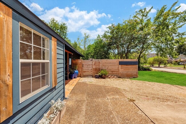 Building Photo - 3914 Ella Blvd