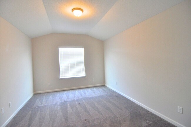 Building Photo - LIKE NEW OAKLEAF TOWNHOME!