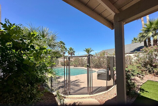 Building Photo - 8878 E Sheena Dr