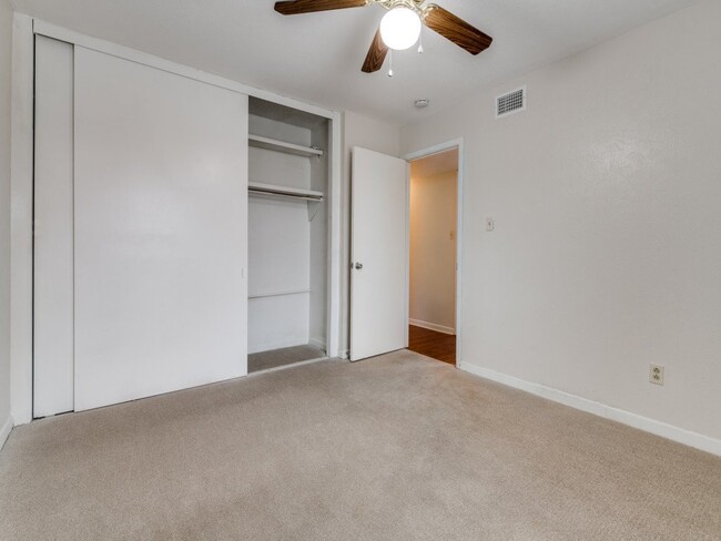 Building Photo - Spacious Updated 2 Bed 2 Bath Unit in Wedg...