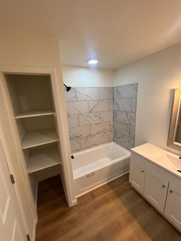 Building Photo - 909 E 1st St