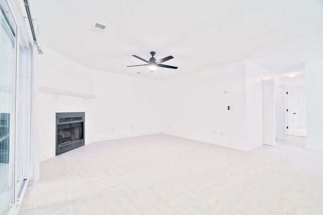 Building Photo - Low-Maintenance Living in Gated Park at Ri...