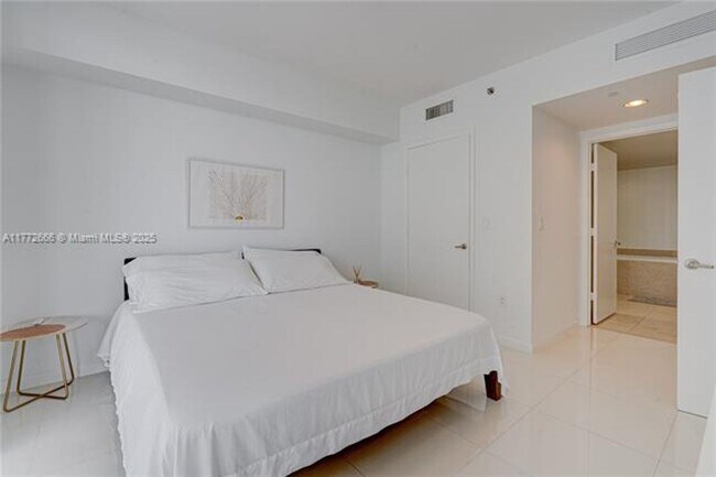 Building Photo - 475 Brickell Ave