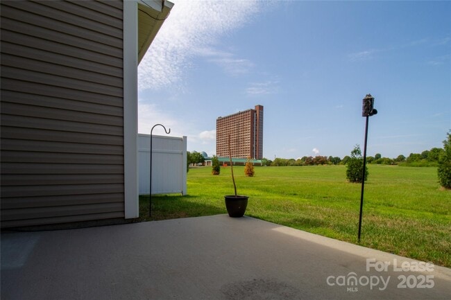 Building Photo - 824 Summerlake Dr