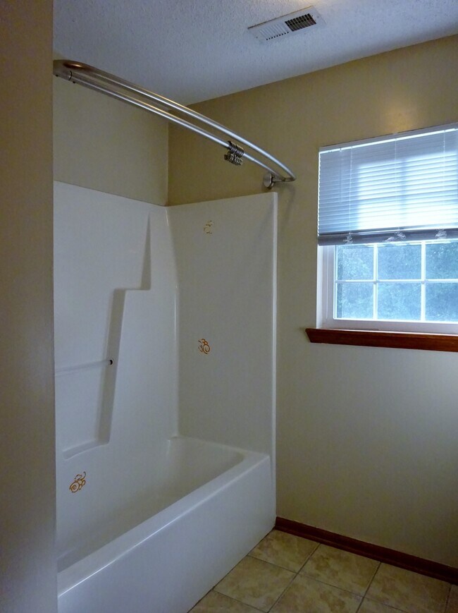 Building Photo - 3 BR w/ Bonus Room Minutes to MCAS!