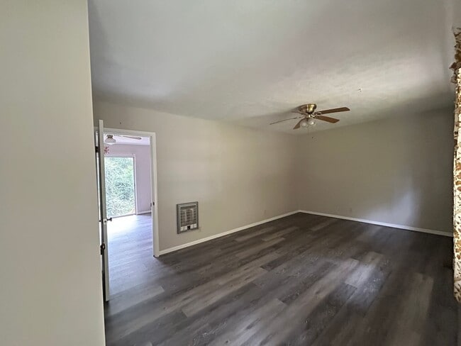 Building Photo - 310 W 6th St