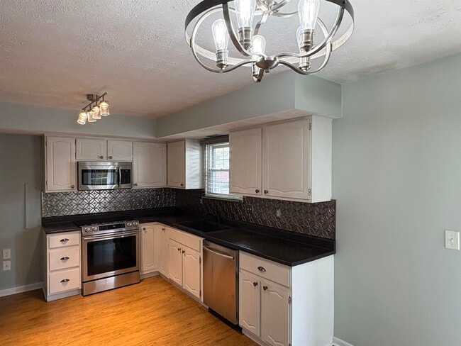 Building Photo - 9 Adkins Ct