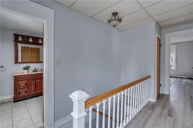 Building Photo - 136 Maple St