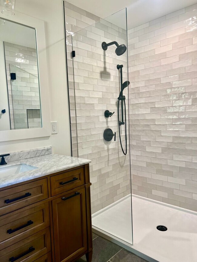 Building Photo - 3 Bedroom 2 Bath house Great Hendersonville Location!