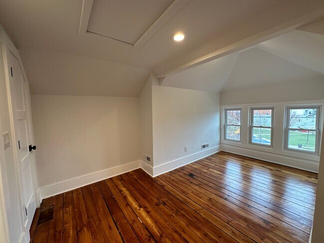 Building Photo - 1462 Indianola Ave